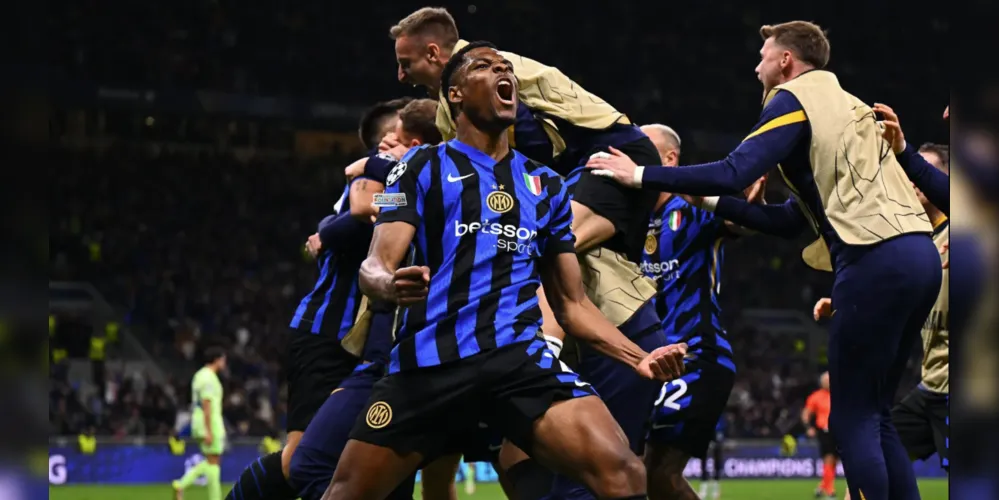 Jogadores da Inter de Milão comemora o primeiro gol na partida contra o Barcelona, pela semifinal da Champions