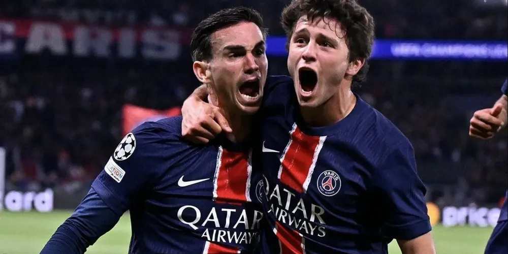 Fabián Ruiz celebra seu gol pelo PSG com João Neves contra o Arsenal