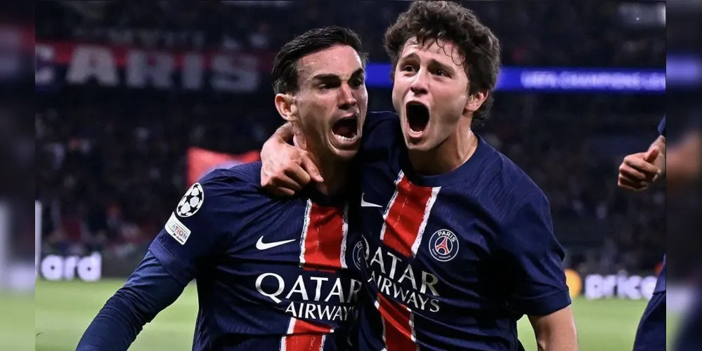 Fabián Ruiz celebra seu gol pelo PSG com João Neves contra o Arsenal
