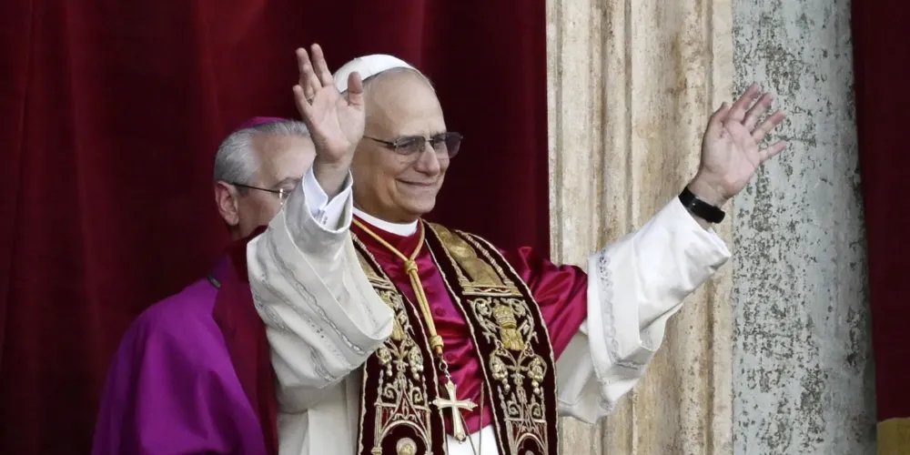 Papa Leão XIV acena para a multidão no Vaticano