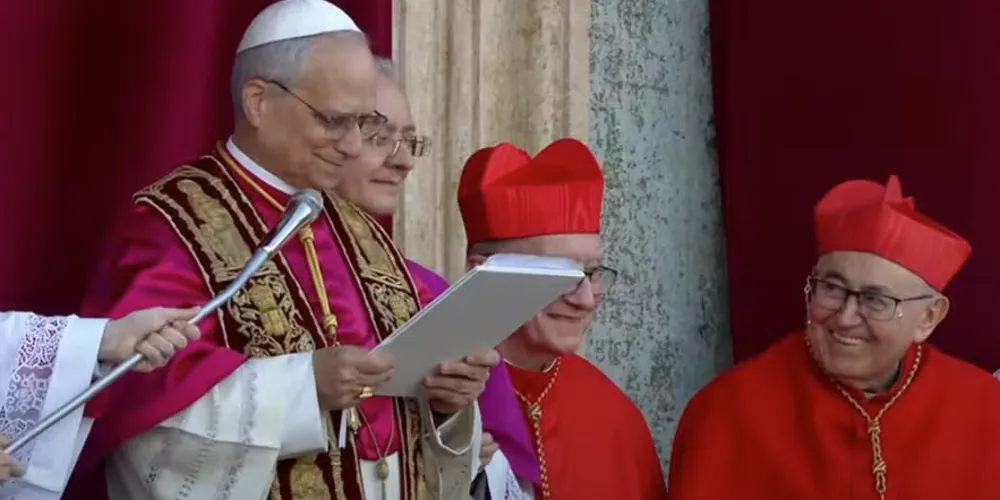 Papa Leão XIV discursando para os fiéis no Vaticano