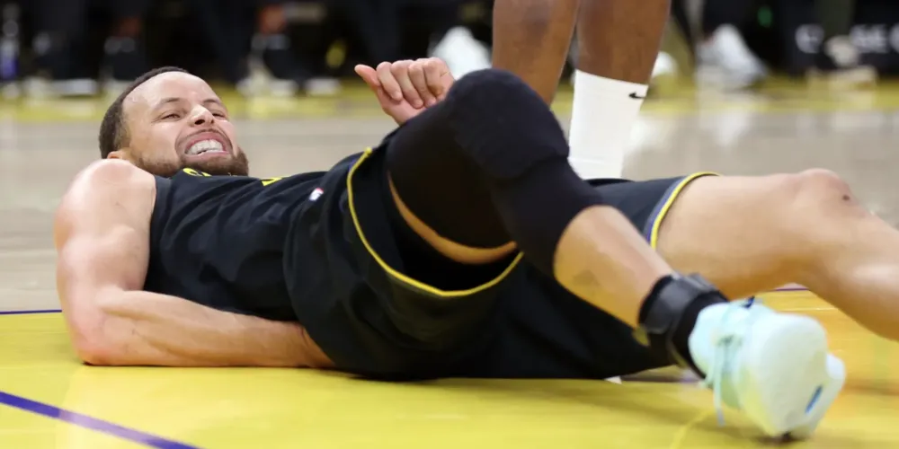 Stephen Curry se lesionou em vitória dos Warriors contra os Raptors