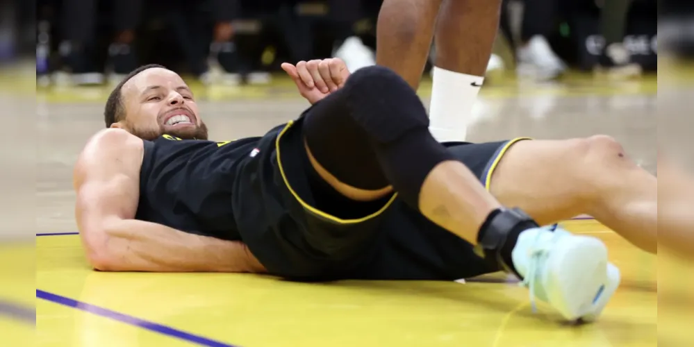 Stephen Curry se lesionou em vitória dos Warriors contra os Raptors
