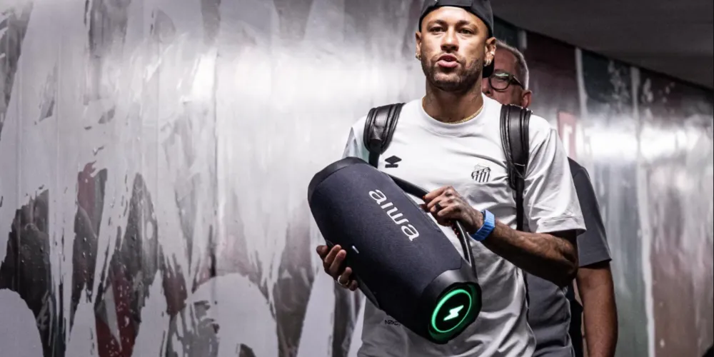 Neymar entrando no vestiário do Maracanã