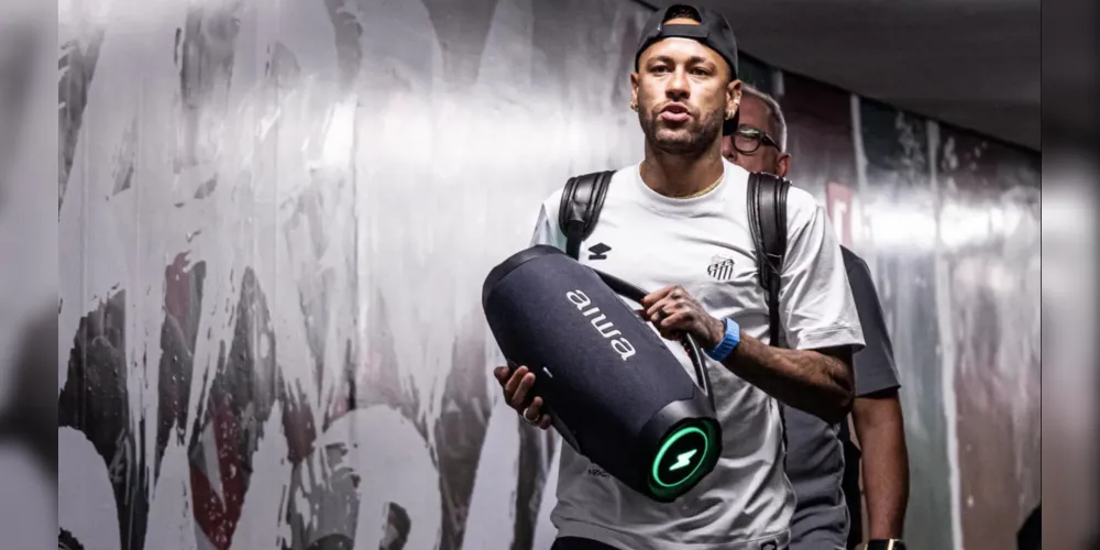Neymar entrando no vestiário do Maracanã