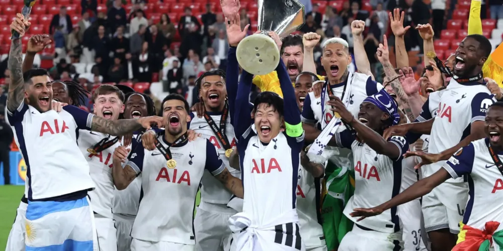 Son levanta o troféu da Europa League conquistado pelo Tottenham
