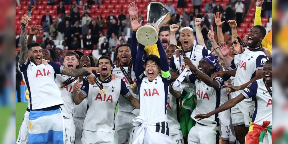 Son levanta o troféu da Europa League conquistado pelo Tottenham