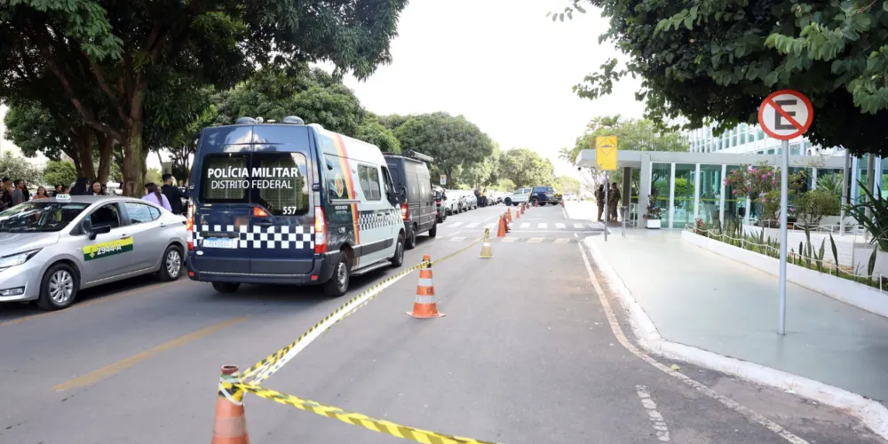 Área isolada em frente ao Ministério do Desenvolvimento Social durante operação que investiga homem com pacote suspeito de bomba