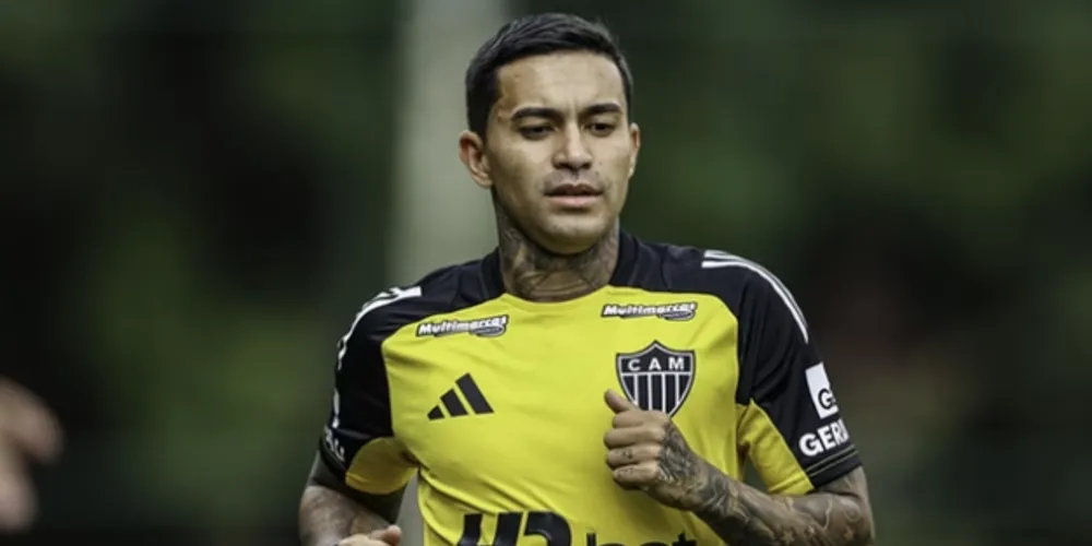 Dudu em treinamento com a camisa do Galo