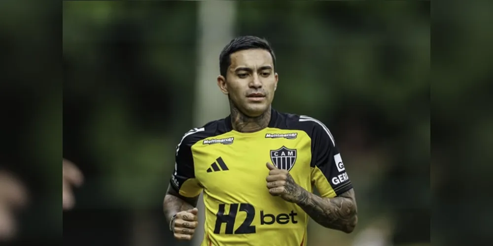 Dudu em treinamento com a camisa do Galo