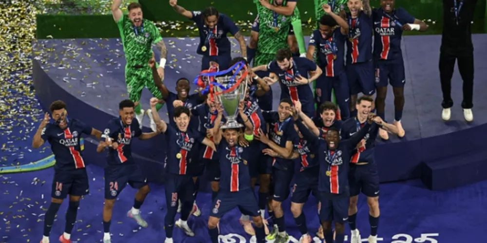 PSG levantando a taça de campeão da Champions League