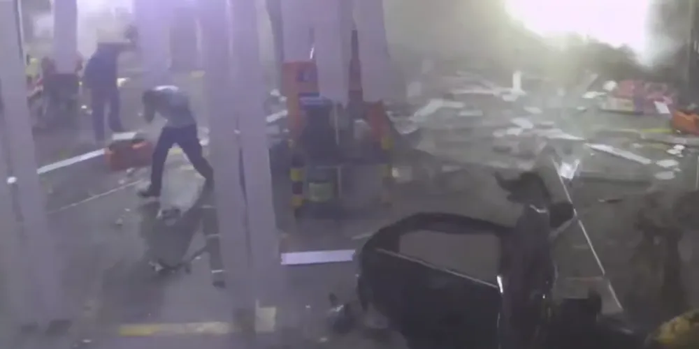 Cilindro de gás explodiu e carro ficou completamente destruído