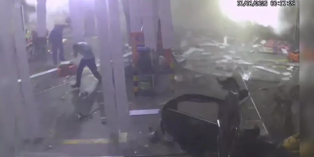 Cilindro de gás explodiu e carro ficou completamente destruído