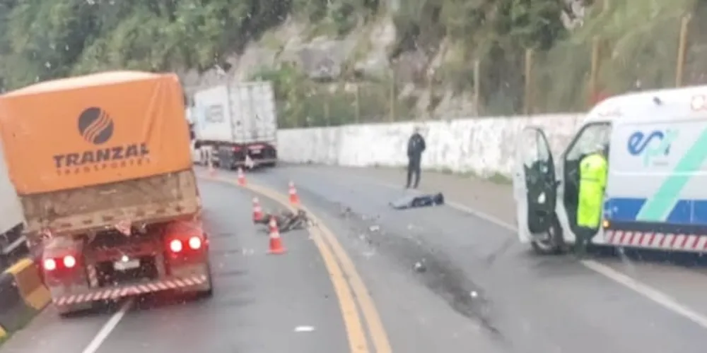 Acidente envolvei uma moto e um caminhão