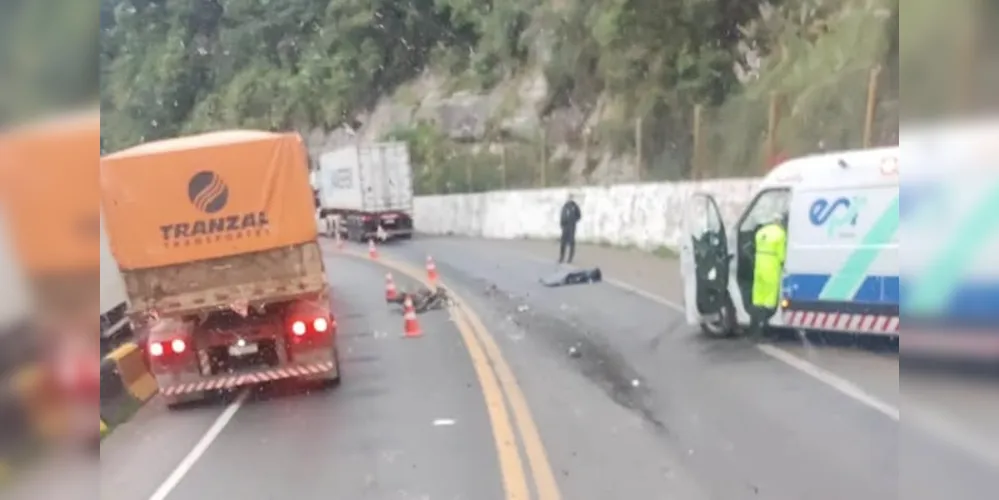 Acidente envolvei uma moto e um caminhão