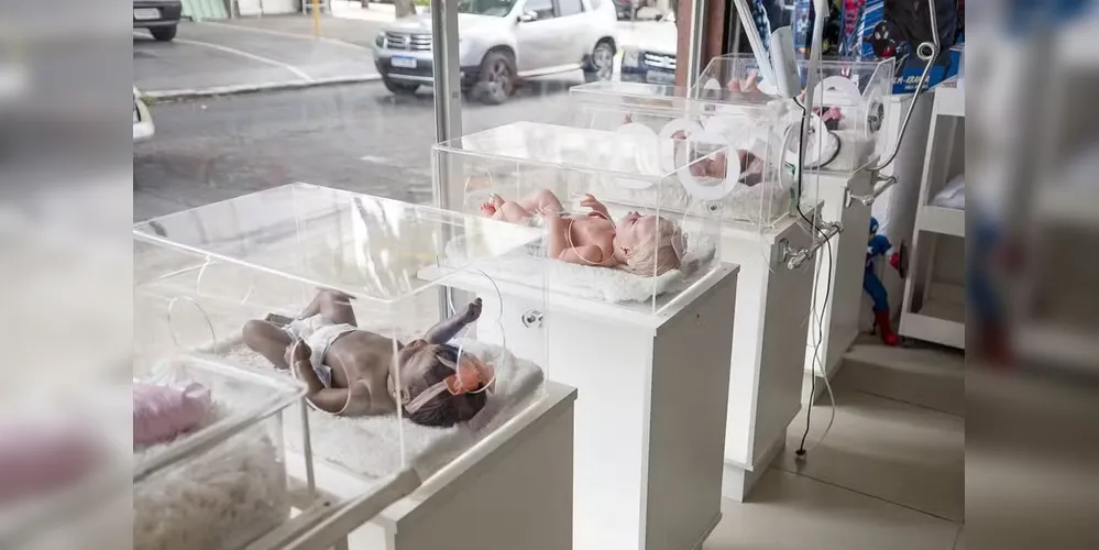 Os bebês reborn, bonecas hiper-realistas que imitam recém-nascidos de verdade, têm movimentado um mercado crescente no Brasil