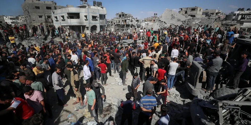 Palestinos procuram vítimas no local de um ataque israelense contra uma casa em Jabalia, no norte da Faixa de Gaza