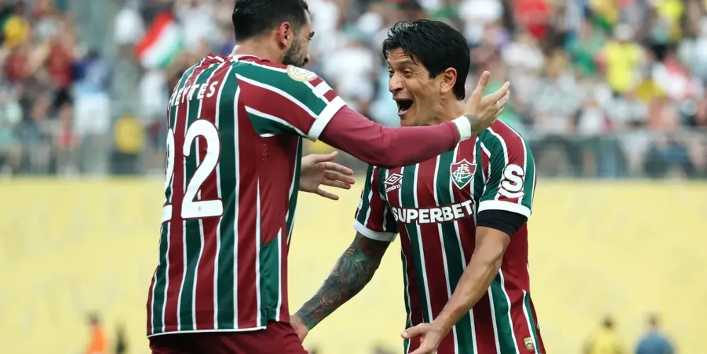 Freytes e Cano comemoram o gol da virada do Fluminense sobre o Ulsan HD