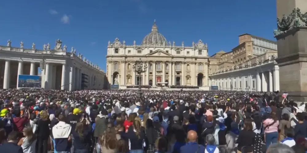 O funeral começou com a Missa de Exéquias, uma celebração dedicada aos fiéis que faleceram