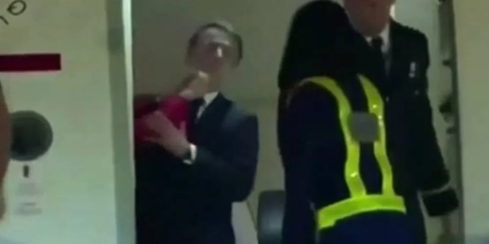 O gabinete de Macron inicialmente negou a autenticidade das imagens, antes de serem confirmadas como genuínas