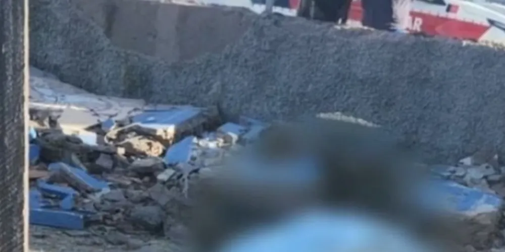 Uma parte da estrutura de alvenaria cedeu e caiu sobre o trabalhador