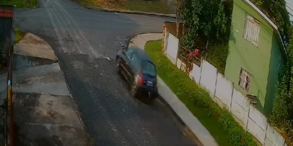 Câmera flagra condutora descendo do veículo e inspecionando os danos em seu automóvel