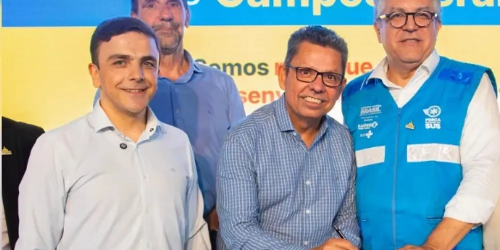 Foto foi registrada na assinatura da ordem de serviço para construção do Centro Especializado em Reabilitação