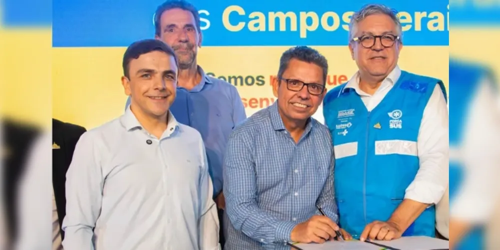 Foto foi registrada na assinatura da ordem de serviço para construção do Centro Especializado em Reabilitação