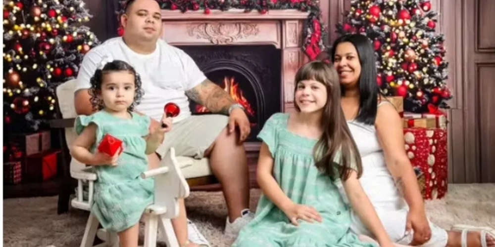 Millena Brandão ao lado da irmã caçula e dos pais, Luiz e Thays