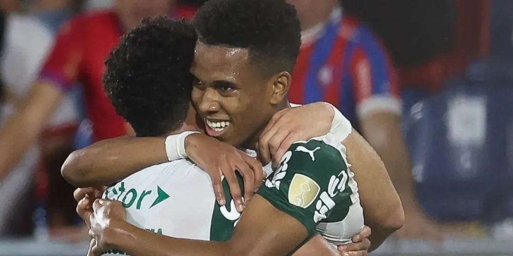 Estêvão comemora gol do Palmeiras sobre o Cerro Porteño pela Libertadores