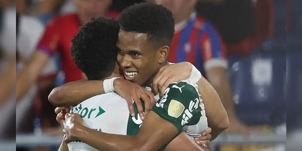 Estêvão comemora gol do Palmeiras sobre o Cerro Porteño pela Libertadores