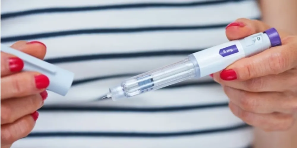 A aplicação do medicamento é injetável e semanal