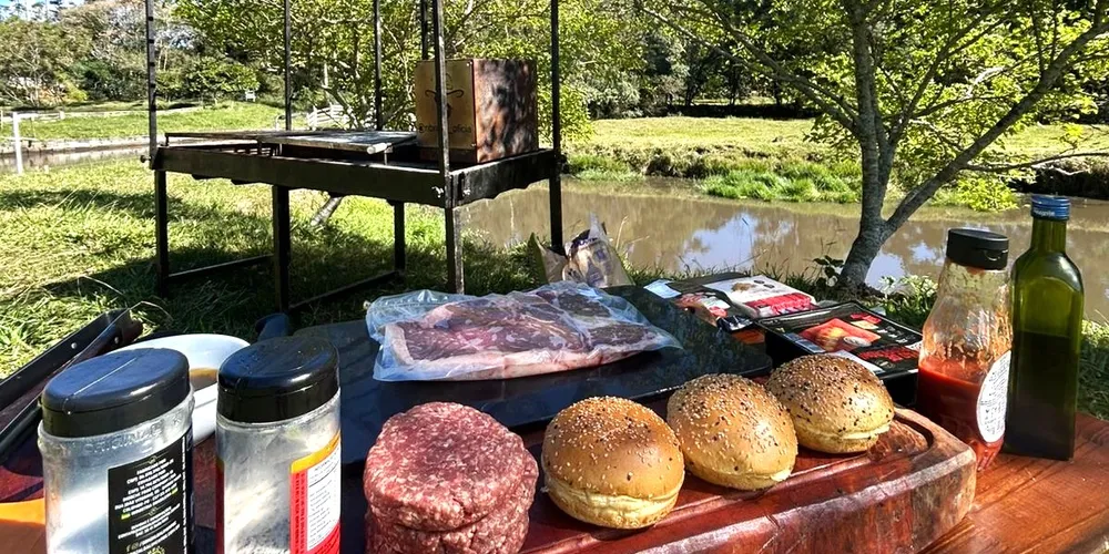 Matheus explicou que parrilla é uma churrasqueira típica da Argentina e do Uruguai, onde se usa a brasa para assar a carne