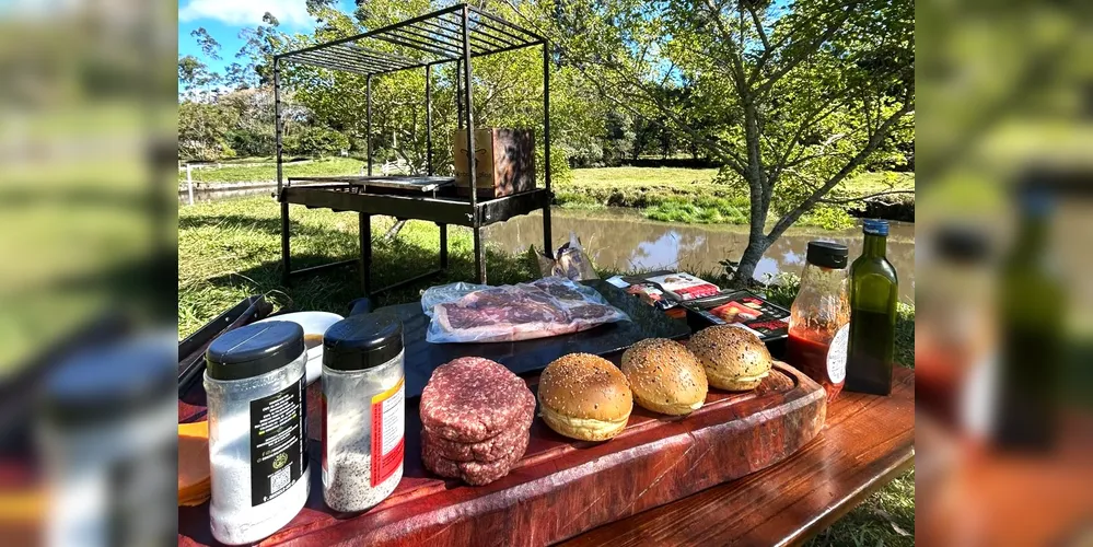 Matheus explicou que parrilla é uma churrasqueira típica da Argentina e do Uruguai, onde se usa a brasa para assar a carne