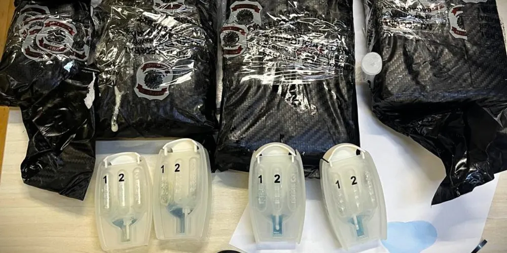 Droga estava escondida em compartimento oculto na mala