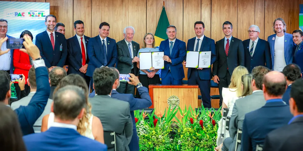 Cerimônia de assinatura dos contratos aconteceu em Brasília