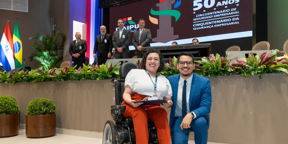 Cristiana Gianluppi da Silva, que trabalha na Segurança Empresarial da Itaipu, com o diretor administrativo, Iggor Gomes Rocha