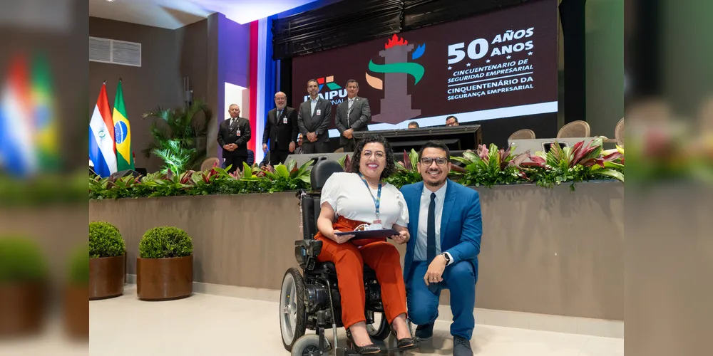 Cristiana Gianluppi da Silva, que trabalha na Segurança Empresarial da Itaipu, com o diretor administrativo, Iggor Gomes Rocha