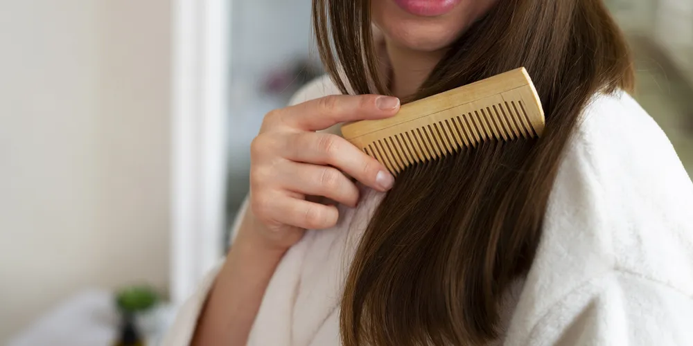 Para manter os fios hidratados, o ideal é uma rotina semanal de cuidados em casa, com produtos nutritivos e de qualidade profissional