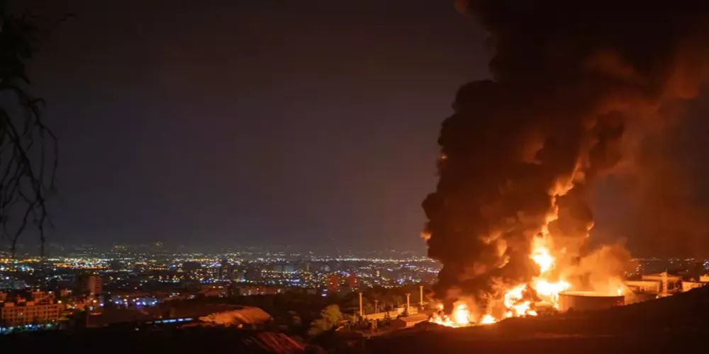 Fogo e fumaça após explosão em depósito de petróleo