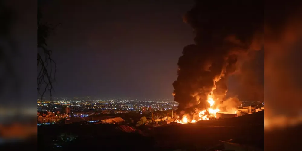 Fogo e fumaça após explosão em depósito de petróleo