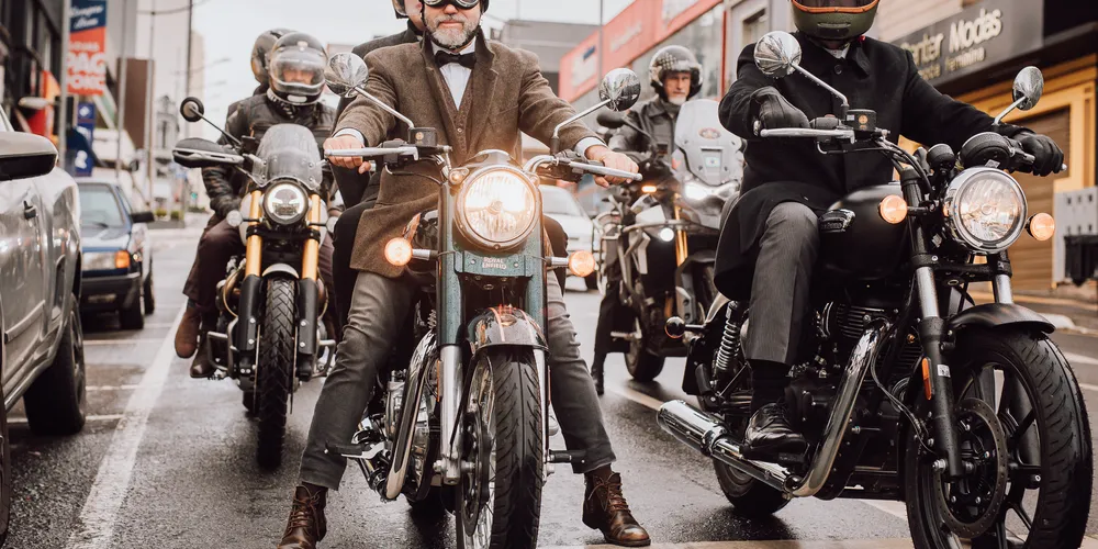 Iniciativa reúne motociclistas com roupas elegantes pilotando suas motos clássicas