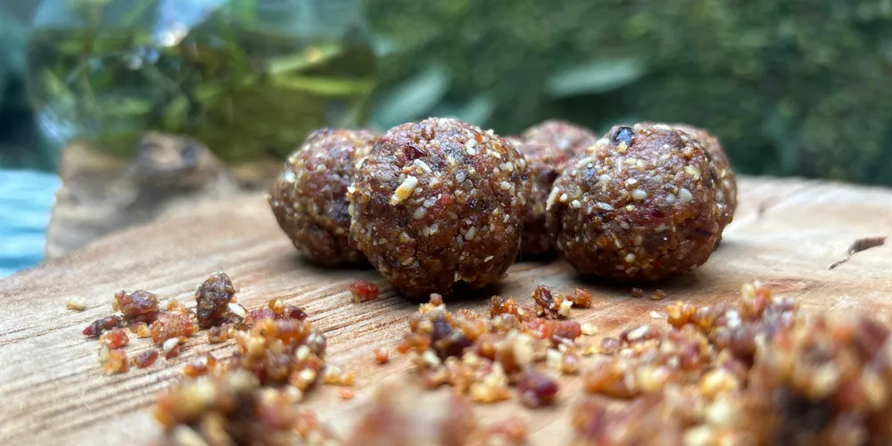 A base do doce são ingredientes como tâmaras, nozes, coco e frutas vermelhas secas, que segundo Heloísa, podem ser substituídos conforme necessidade