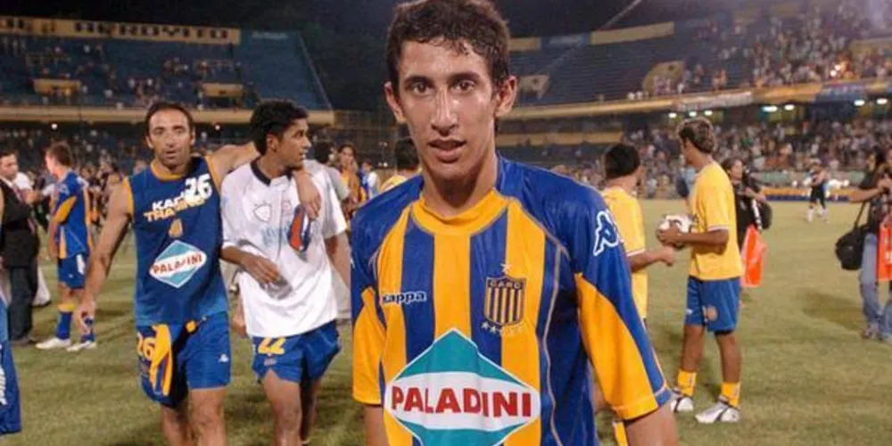 Di María com a camisa do Rosario Central