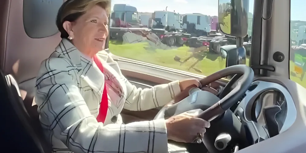 Prefeita fez test drive em um dos modelos fabricados pela DAF