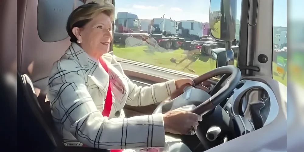 Prefeita fez test drive em um dos modelos fabricados pela DAF