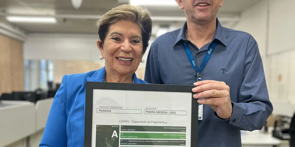 Prefeita Elizabeth Schmidt e secretário da Fazenda Cláudio Grokoviski celebram conquista
