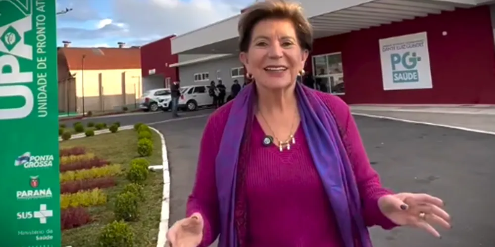 Prefeita de Ponta Grossa, Elizabeth Schmidt, em frente à UPA Uvaranas