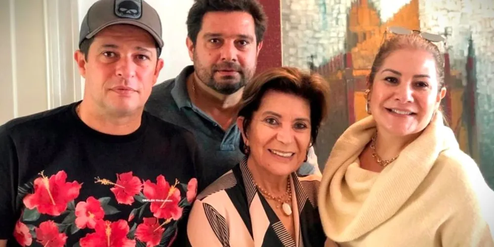 Ao centro Elizabeth Schmidt, também prefeita de Ponta Grossa