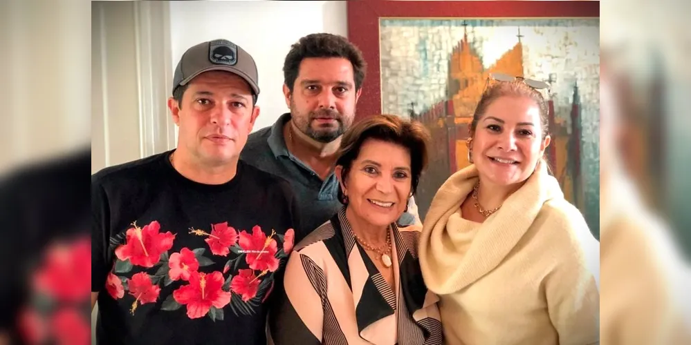 Ao centro Elizabeth Schmidt, também prefeita de Ponta Grossa